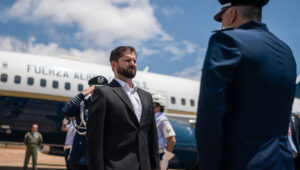 Encuesta Cadem: aprobación del Presidente Boric se mantiene en 30%