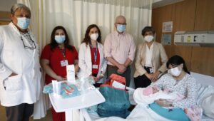 Ministros de Desarrollo Social y Salud visitan a la primera recién nacida de este 2023 en la Región Metropolitana