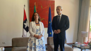 El fail de Cancillería con la bandera chilena en pleno encuentro diplomático