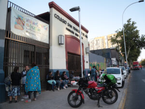 Por qué apoderados hacen largas filas en las afueras de los colegios
