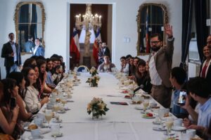 Boric desayunó con alumnos que obtuvieron Distinciones a las Trayectorias en la PAES