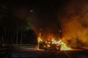 Desconocidos quemaron un bus y una casa en Villa Francia