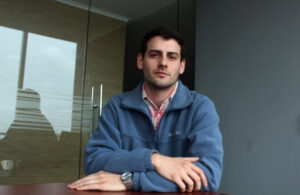 Jueza que resolvería el segundo juicio de Martín Pradenas se inhabilitó por sus publicaciones en Twitter