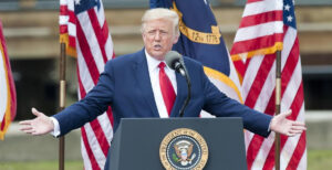 Trump intenta destrabar crisis del Partido Republicano por elección del líder de la Cámara de Representantes