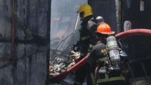 Auto choca contra local comercial y provoca incendio de grandes proporciones en Puente Alto