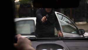 Conductor logra evitar encerrona en Santiago Centro con rápida maniobra