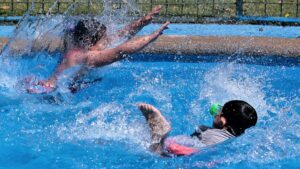 Niño de 2 años se encuentra en riesgo vital tras caer a una piscina en Paine