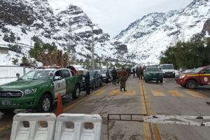 Miles de argentinos cruzan desde Mendoza para comprar neumáticos baratos en Chile