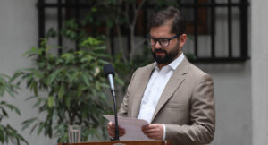 Boric evita responder por prontuario de indultado y niega 