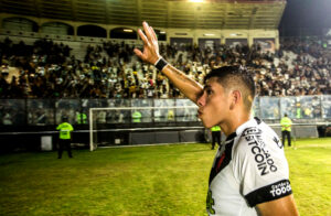 Eventual llegada de Carlos Palacios a Colo Colo genera ruido en la interna del club