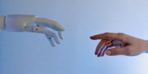 Startup tecnológica lanza software con Inteligencia Artificial para eliminar sesgos de discriminación