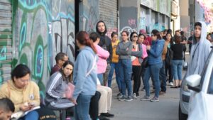 Mineduc ordena a colegios implementar admisión virtual y así evitar filas de apoderados