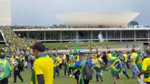 VIDEOS - Brasil: seguidores de Bolsonaro irrumpen en edificios de los tres poderes del Estado