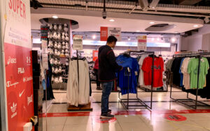 Ropa falsificada de la marca Nike aparece vinculada al caso La Polar