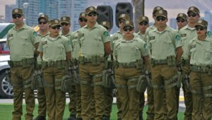 Adiós camisa, bienvenida polera: Carabineros estrena su remozado uniforme oficial