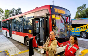 Así partió el nuevo recorrido 555 que permite llegar en micro al Aeropuerto de Santiago