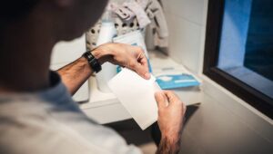 Crean detergente en láminas que llega a revolucionar la industria de la limpieza