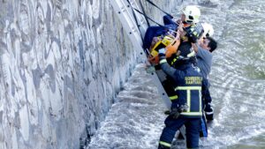 Hombre cayó al río Mapocho: habría sufrido asalto