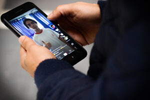 Niña de 12 años murió en su pieza por intentar reto viral de TikTok en Argentina