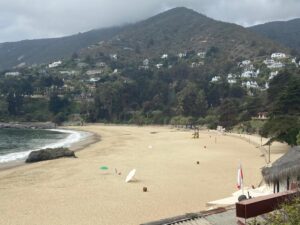 Contraloría frena a Zapallar por toque de queda para menores de edad