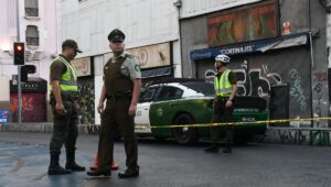 Santiago: carabinero dispara contra individuo que resistió a control y portaba arma blanca