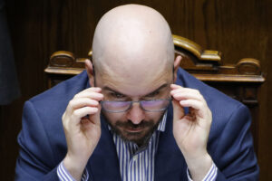 Con abstención clave de la UDI: Jackson logra un respiro tras rechazo de acusación constitucional en comisión