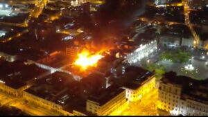 VIDEOS - Perú: histórico edificio de Lima fue incendiado en medio de protestas