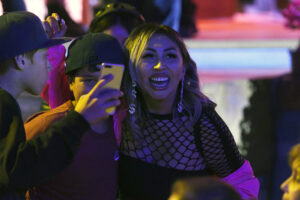 Saludos y selfies: Naya Fácil revolucionó el Festival de Olmué