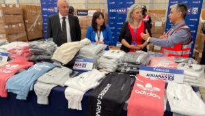 Aduanas retiene 70 mil prendas a La Polar por acusaciones de falsificación de ropa