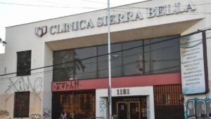 Contraloría oficia a municipalidad de Santiago por compra de Clínica Sierra Bella en $8.200 millones