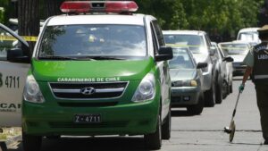 Dos procedimientos policiales en la misma esquina en Macul dejó detenidos y heridos
