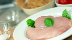 Startup chilena produce biosanitizante que prolonga la vida útil del pollo fresco en un 42%