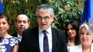 Mario Marcel destaca caída del dólar: 