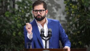 Boric responde a críticas en Perú por condenar violaciones a DDHH: 