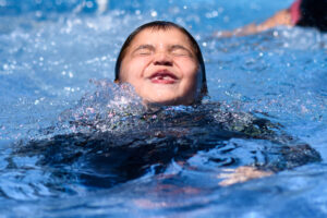 Temporada de piscina y playa: los cuidados que se deben tener con los oídos en verano