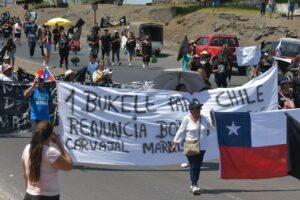 VIDEOS - Protestas en Iquique por seguridad y migración ilegal llegaron a las puertas de la delegación