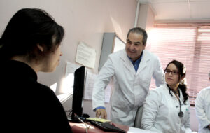 Médicos podrían perder hasta 35% de sus ingresos si colapsan las isapres