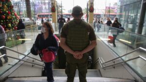 El conflicto que provocó que Carabineros fueran agredidos en medio de fiscalización en Estación Central