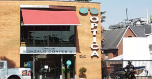 Encapuchados usan chuzo y armas de fuego para arrasar con una óptica