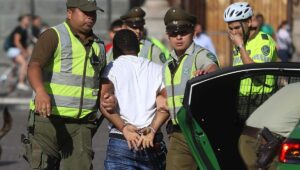 Carabineros logra detención de cinco extranjeros que portaban granada en Melipilla