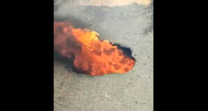 VIDEO - Incendio sin control: la impactante imagen del fuego saliendo desde el pavimento en Quillón