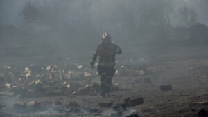 Gobierno anuncia despliegue de ministros ante ola de incendios forestales en el sur del país