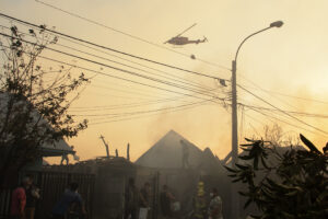 Incendios forestales sin control: ordenan evacuaciones en localidades de Tomé, Arauco y Santa Juana