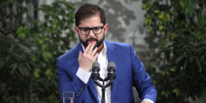 Viajará a las zonas afectadas: Boric interrumpe sus vacaciones por incendios en Ñuble y Biobío