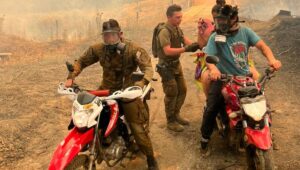 FOTOS - Santa Juana: Carabineros rescatan a mujer embarazada y a niño en medio de incendios