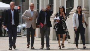 Toque de queda e IFE para víctimas: las propuestas de ex ministros de Piñera por incendios forestales