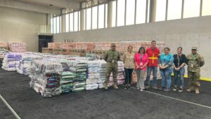 CMPC dona artículos de higiene personal a las familias afectadas por incendios forestales