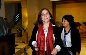 Canciller Urrejola suspende sus vacaciones tras críticas por su ausencia durante crisis por los incendios