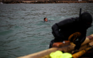 Niña salvó la vida de un buzo que quedó inconsciente tras ser impactado por un bañista