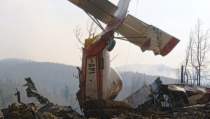 Avión que combatía incendios forestales en Hualqui capotó: el piloto fue rescatado